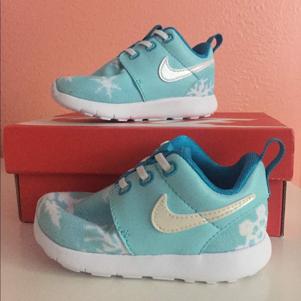 NEW Nike Toddler Roshe One Snowflake Print